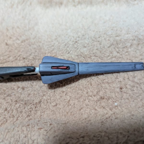 今回はレジェンドガンダム製作していきます。まずはパーツ全切りしたので先にパーツ数多いバックパックからゲート跡処理していき全てのパーツ終わればサフ→塗装→つや消し＆光沢→デカール貼り→つや消し→ウェザリング各種→つや消しでいきます。今回塗装予定箇所はデュアルアイ、関節、ビームライフル（ホワイト部分等）で他はだいたい成形色仕上げでいきます。（色分け優秀だと成形色仕上げでよくやります。）&nbsp;2月12日現在ゲート跡処理完了した箇所は頭部、胴体、右腕、左腕、腰、バックパックで残りは右脚、左脚、ライフル、サーベル、ビームシールドのみです。2/16レジェンドガンダムのビームライフルを水性アクリルマーカーホワイトで重ね塗り最中。1回目の時点でかなり隠蔽力良いです。画像は3回くらい重ね塗りしてますが納得いくまで重ね塗り予定です。2/18　ビームライフルのホワイト部分を水性アクリルマーカーホワイトで塗装し水性つや消しトップコートかけてみたらなかなか良さそうかも？あとは関節をジャーマングレー、ドラグーンの接続パーツを連邦グレー、で塗装し外装パーツはデカール貼る部分を光沢、それ以外はつや消しをしました。頭部はツインアイを塗装しアンテナをシャープ化。2/21　ウォッシングとりあえず頭部、胴体、右腕、左腕、腰、右脚、左脚終わりましたとりあえずドラグーンが地味に疲れます同じ作業が続くと;アズラエル:それでは皆さんまた完成を楽しみに待っていてくださいね、青き清浄なる世界の為に。（6枚目）