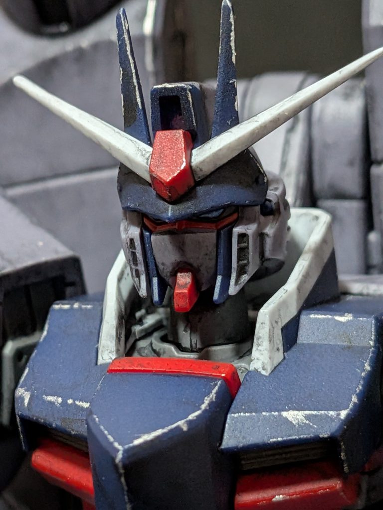 頭部はアンテナをシャープ化しツインアイは水性ブラックで目全体塗装し乾燥してから爪楊枝の先にキッチンマジックリンを染み込ませてから先っぽで優しく擦って目の真ん中のブラックを拭き取り成形色のブルーが出てきてからシルバー下地にしてからメタリックブルーで塗装しました。