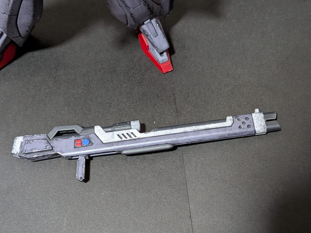 このキットで唯一色分けがシール頼りなところだったのでここは水性アクリルマーカーホワイトを4回以上重ね塗りして水性トップコートかけてみたらほぼ違和感なくなりました。側面の赤青のセンサーも水性アクリルマーカーのメカレッドとメカブルーで塗装しました。