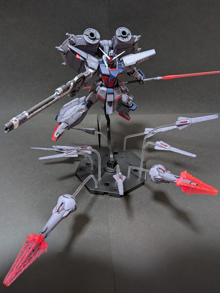 レジェンドガンダムの最大の特徴ある武器ドラグーンを100均のアクションベースとタミヤの透明プラ棒3mm使って射出再現しました。バンダイのウェポンディスプレイベース01がどこも品切れで困っていたところアクションベースに穴が3mmだからこの透明プラ棒いけるやんと思い適当な長さにカット、しかもこのプラ棒曲がるからかなりドラグーンやファンネル系等の射出再現が出来るからウェポンディスプレイベース01ない人は100均アクションベース+タミヤの曲がる透明プラ棒3mmはおすすめです(gundam-kao6)