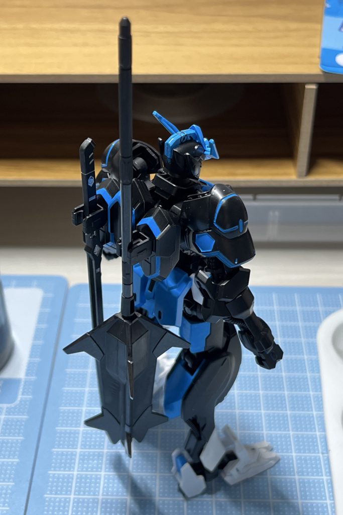 メイスと刀を背負うとなんだかサムライのように見えてきた。↓決めポーズ「悪！烈！ウイングマン！」を背景合成で…