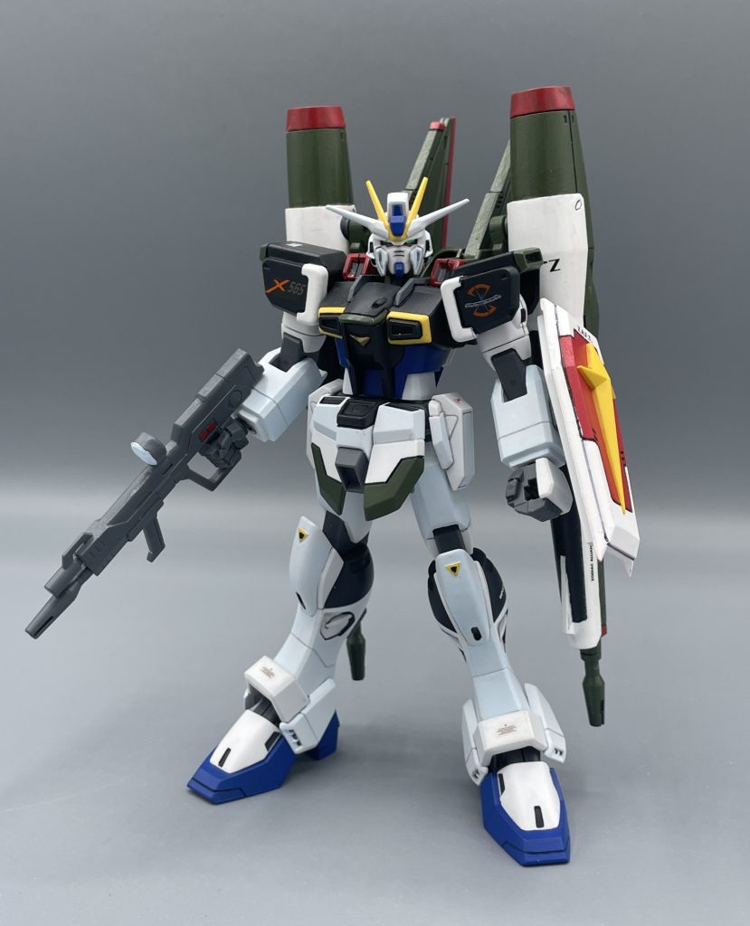 ZGMF-X56S/γ　BLAST IMPULSE GUNDAM　　「機動戦士ガンダムSEED DESTINY」の主人公、シン・アスカの搭乗機・インパルスガンダム。　インパルスは、装備するバックパックによって機体の装甲色が変化するガンダムです。砲撃戦を主軸とするブラストインパルスは、装甲が黒×緑に変化します。