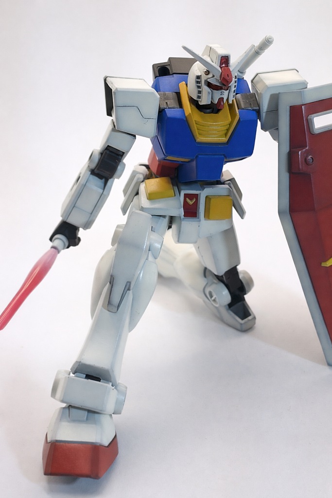 皆さんやっていると思われる前腰アーマーを切り離して片膝立ちも自然にできるようにしました。実は白だけで１０回くらい塗り重ねています。GXのクールホワイトはなぜか青っぽくなりがちなので、黄色を混ぜた白を調色して頑張りました。