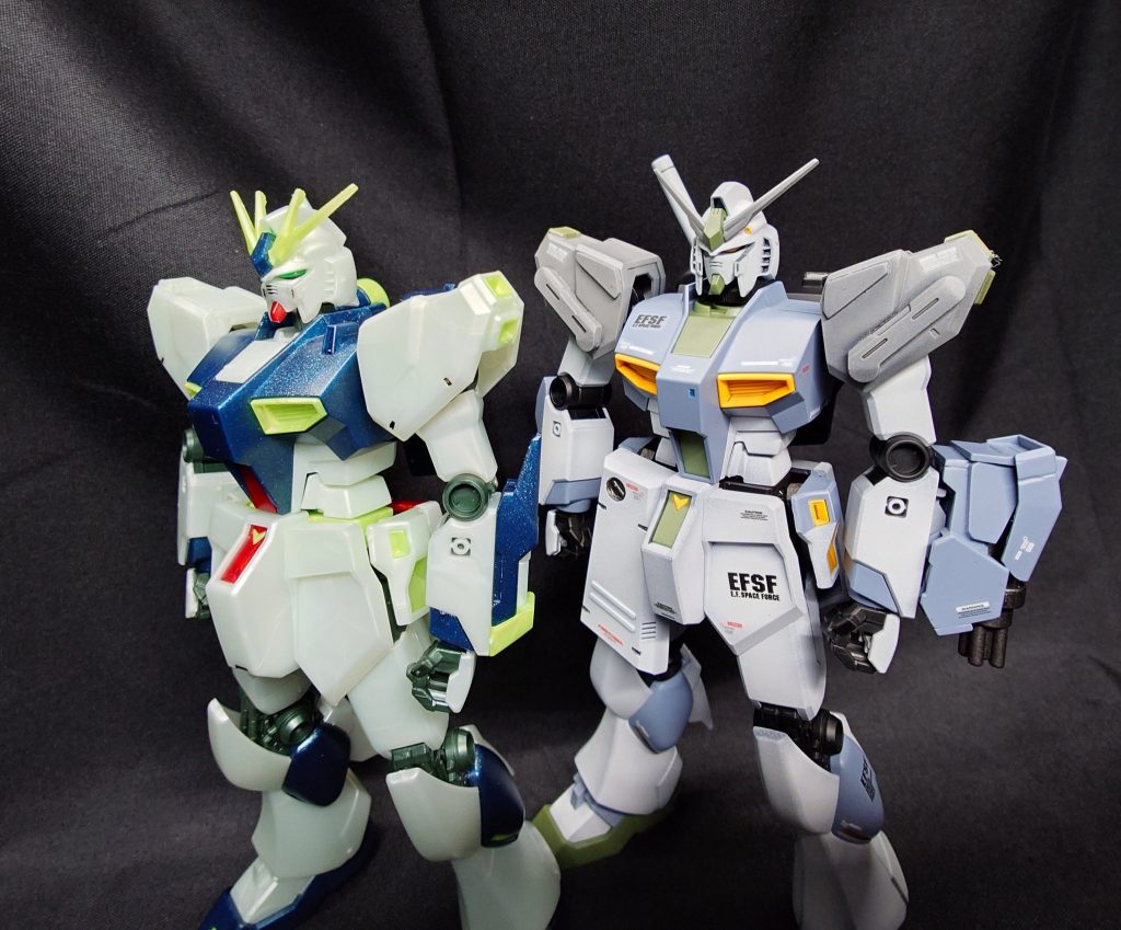 基となったEG νガンダムとの比較です。この比較をする為に『サイコフレーム発光イメージカラー』をパチ組したという訳です(gundam-kao5)前述の通り、ブレードアンテナ、胸部センサー、肩部アーマーを変更してあります。また、左腕にガトリングを装備しています。