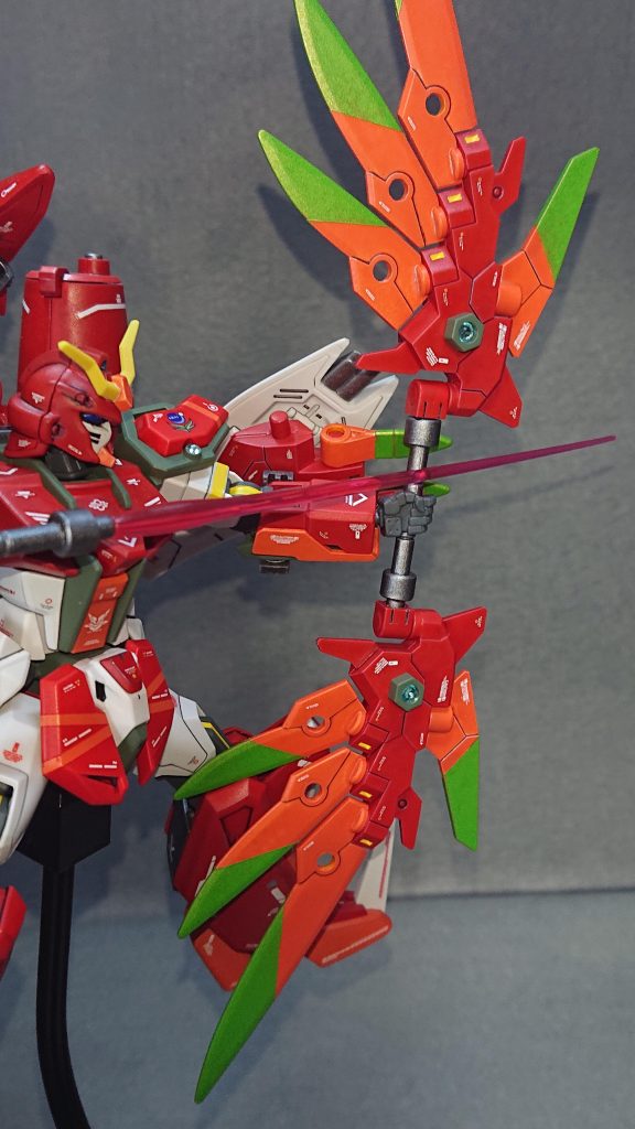 最後は、1つの柄の両端にウイングパーツを取り付けた“アローモード”になります💡やっぱり可変ギミックを入れるなら1つぐらいは遠距離攻撃が欲しくなりますよねｗ余ったもう1つの柄を“矢”として利用しているのが拘りポイントです✨矢の先端からビーム刃が出るようになっているので貫通力はかなり高めですし、着弾後は時限信管による時間差での内部炸薬が爆発する徹甲榴弾としての役割があります！宇宙戦艦ヤマトに登場する“三式弾”のようなイメージですねｗ問題点としては矢が1発しかないので、一撃必殺の奥の手って感じになっちゃったところですｗ💦