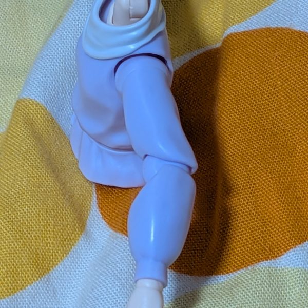 ガンダムエックスと同時進行で先にティファのプラモから取り掛かります。理由はいつも美少女プラモにしていたお化粧施しが今回はティファのロングスカートで脚が隠れてしまうのでやるとしたら手の甲部分にお化粧と爪塗装やるかもです。既にMr.セメントSPで両腕、胴体の合わせ目を消し終わり残りは左脚、頭部です。椅子等は本体完成してからやる予定です。今回は軟質パーツのゲート跡処理が厄介で冷凍庫に入れてある程度固くなってからゲート跡を出来るだけ目立たなくし軟質パーツをヤスるとベタっとしたのが着くのでPVCフィギュアのベタっとした汚れを取り除いてくれるキュッキュッと中性洗剤をお湯に付けて指揉みで優しく汚れを落としました。ちなみに今回はほぼ成形色仕上げの予定です。(2枚目)