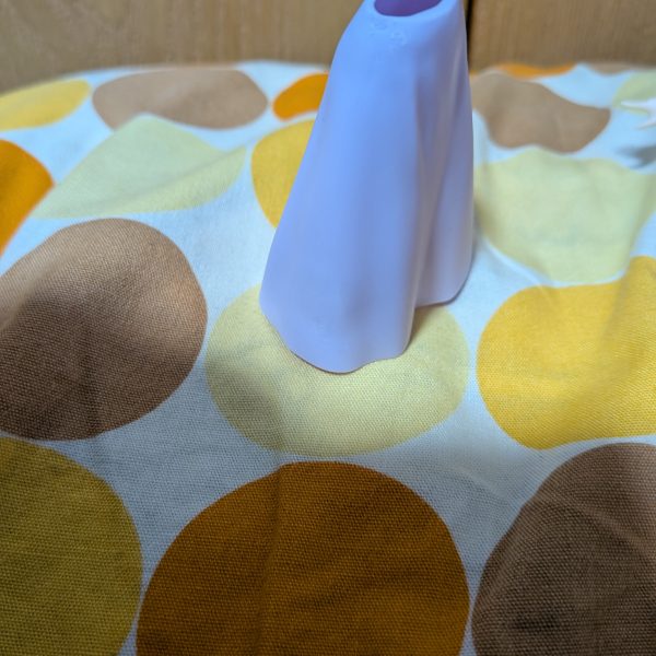 ガンダムエックスと同時進行で先にティファのプラモから取り掛かります。理由はいつも美少女プラモにしていたお化粧施しが今回はティファのロングスカートで脚が隠れてしまうのでやるとしたら手の甲部分にお化粧と爪塗装やるかもです。既にMr.セメントSPで両腕、胴体の合わせ目を消し終わり残りは左脚、頭部です。椅子等は本体完成してからやる予定です。今回は軟質パーツのゲート跡処理が厄介で冷凍庫に入れてある程度固くなってからゲート跡を出来るだけ目立たなくし軟質パーツをヤスるとベタっとしたのが着くのでPVCフィギュアのベタっとした汚れを取り除いてくれるキュッキュッと中性洗剤をお湯に付けて指揉みで優しく汚れを落としました。ちなみに今回はほぼ成形色仕上げの予定です。(3枚目)