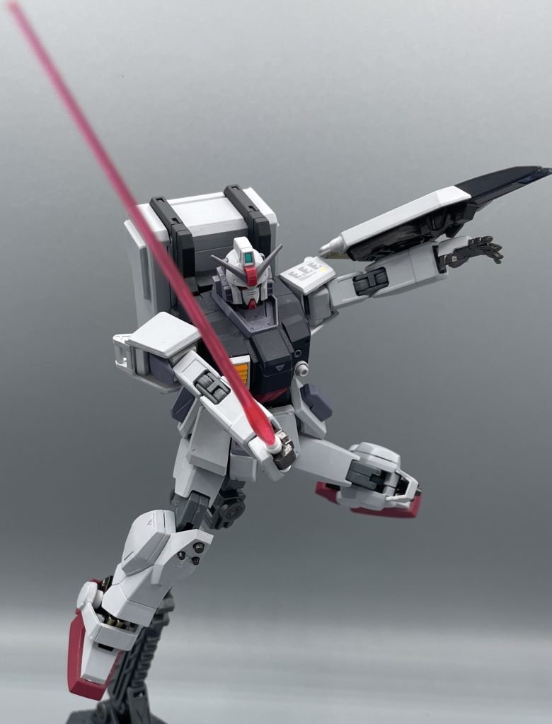 ビームサーベル　ガンダムを象徴する近接戦闘武装ですね。陸戦型ガンダムは、ふくらはぎ側面のラックに収納されています。