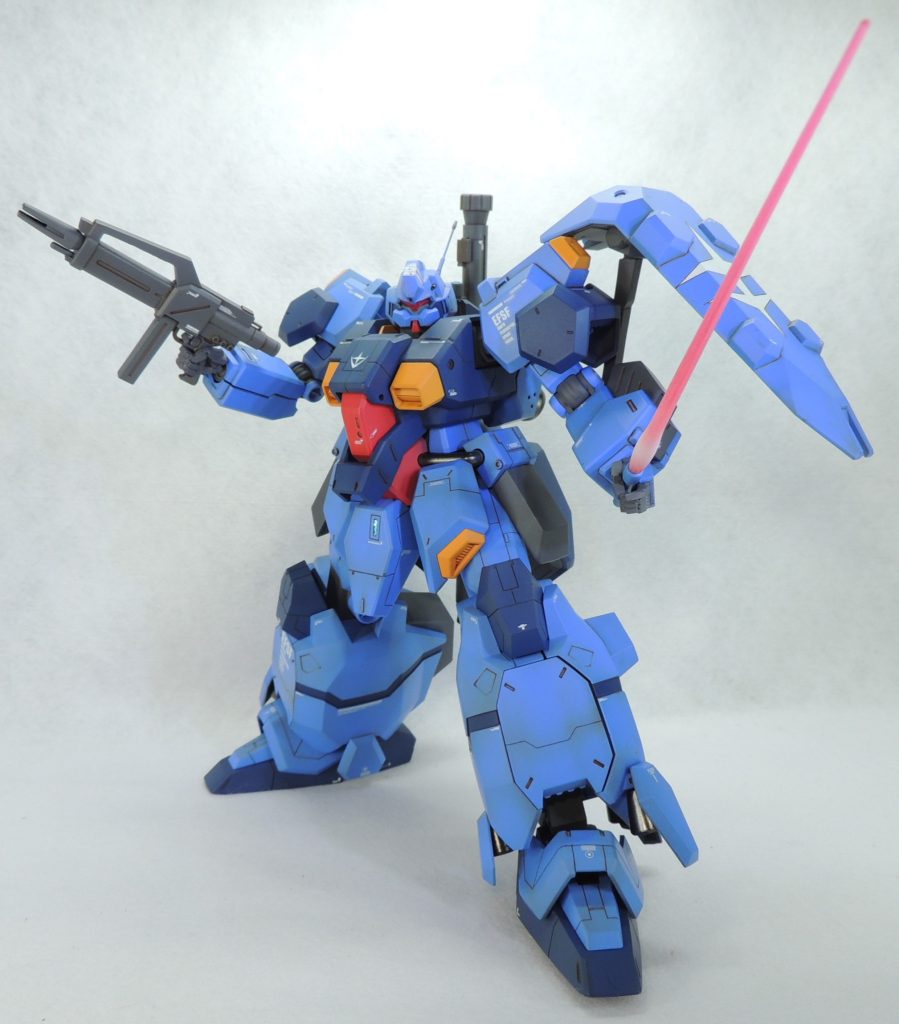 ビーム・サーベルを持たせてみました。