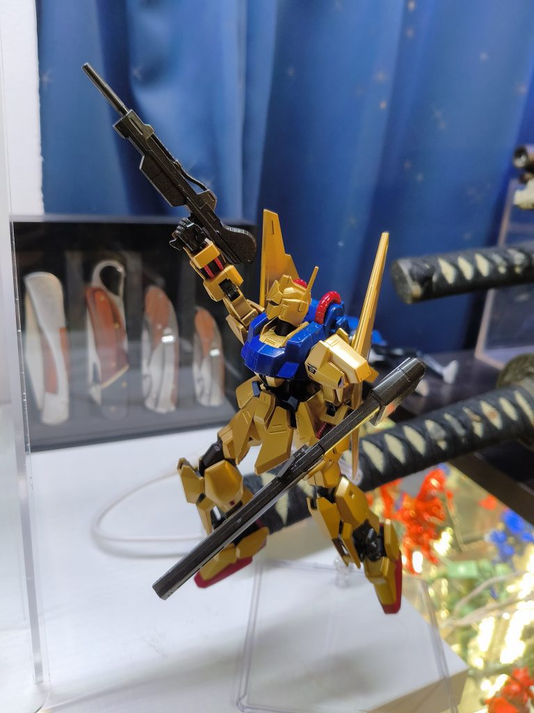 ダサいポーズだがセンスの問題なので諦めるのです　ちなみに対ビームエマルジョン塗装お陰なのかクワトロのスタイルなのか機動性能重視なのか？シールド持たないからスッキリ飾れる