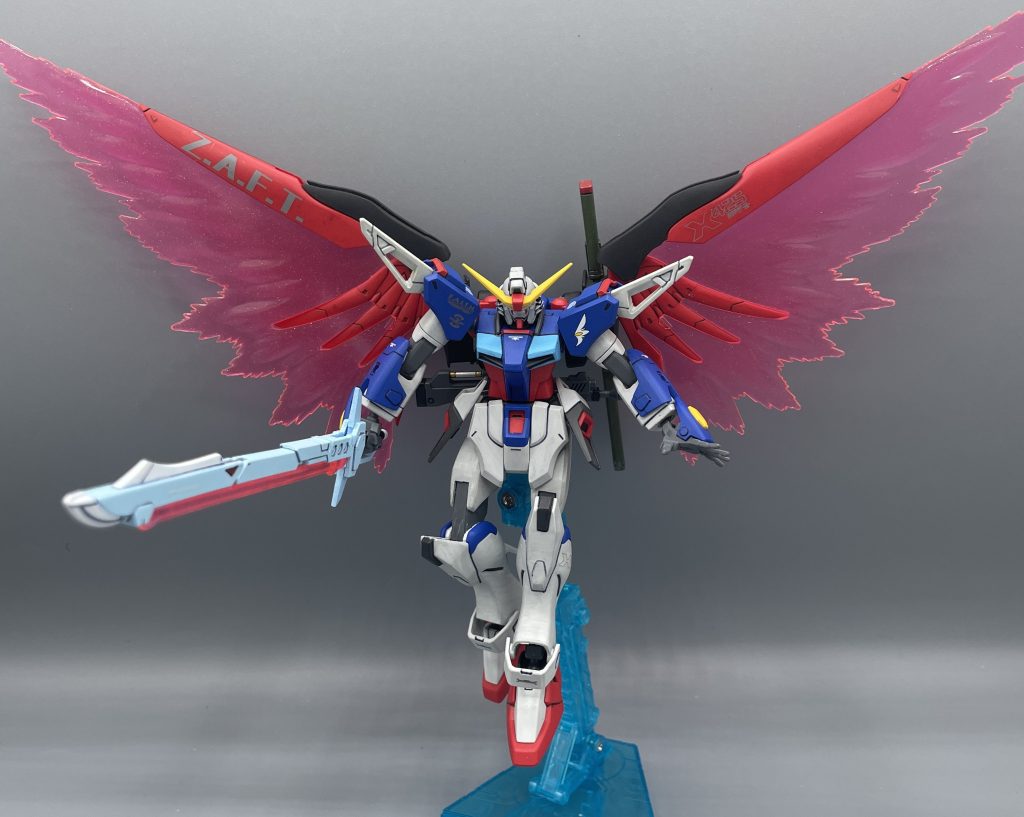 　以上、旧HGデスティニーガンダムの紹介でした。SEED DESTINY放送当時、脚本の都合上どうしても「敵役」に見えてしまったシンとデスティニーガンダム。　主役の座を奪われた（一応、３人主人公ではありますが…）デスティニーですが、キットの出来栄えはストフリを圧倒していました。カッコいい造形に豊富な武装、豪華なクリアパーツなど、プレイバリューも満点です。　令和になってまさかの映画化、かつての雪辱を晴らすが如く大立ち回りを観客に見せ付けるシンとデスティニーspec2。「これだよ！このデステニィーが見たかったんだよ！」と劇場で涙が止まりませんでした(笑)　上位互換といえるHGCEが傑作なので、再販頻度は低いかもしれませんが、ずっと売り続けて欲しいキットの一つです。キットの出来の良さで知られるデステニィー。きっと今日発売のMGSDもトンデモないクオリティーのキットになっているのでしょうね。　最後までご覧いただき、ありがとうございました(≧▽≦)✨