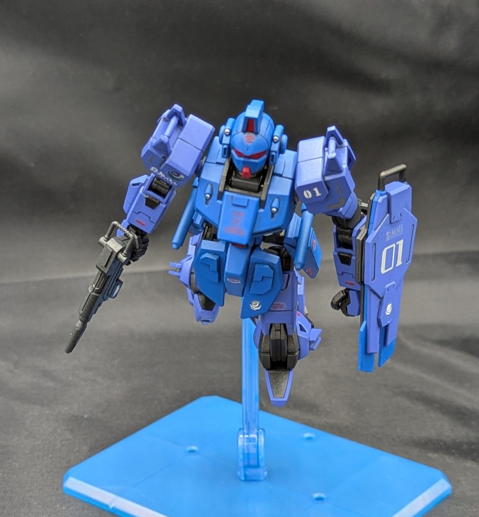 セガサターン版初登場時のポーズもサクッととれるのはありがたいです。カラーはセガサターン版とザ・ブルーディスティニー版のいいとこどりを意識して塗装しました。バイザーは緑にするか赤にするか最後まで悩みましたが、やはり赤のほうがいいだろうということでシルバーを下地にクリアレッドで塗装しました。