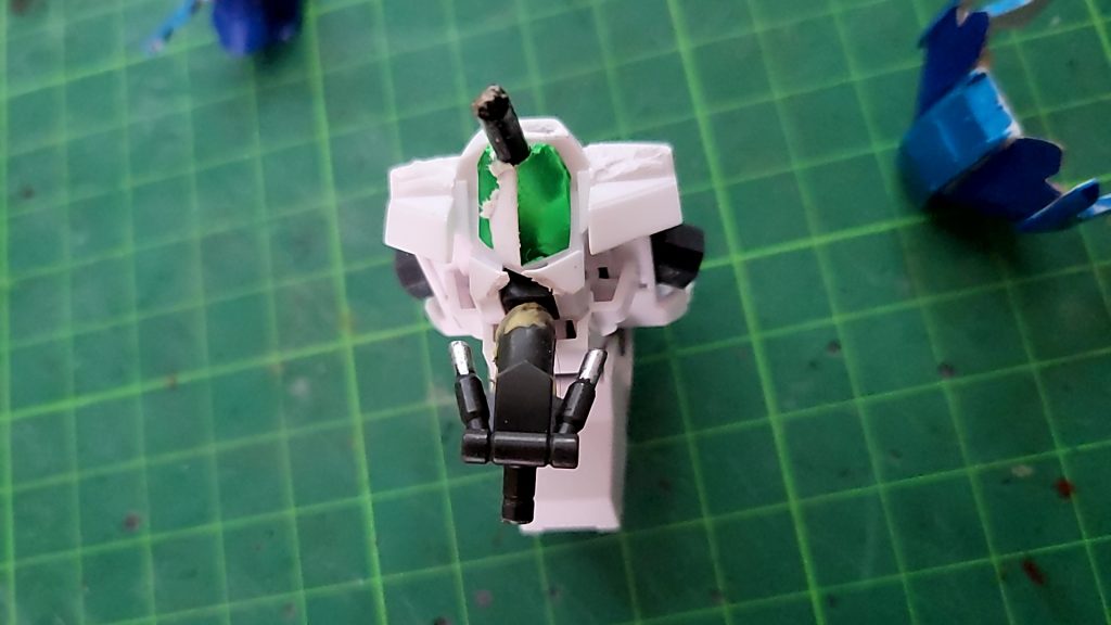 リバーシブルガンダムの胸部パーツにグシオンリベイクフルシティのお腹のパーツを取り付け