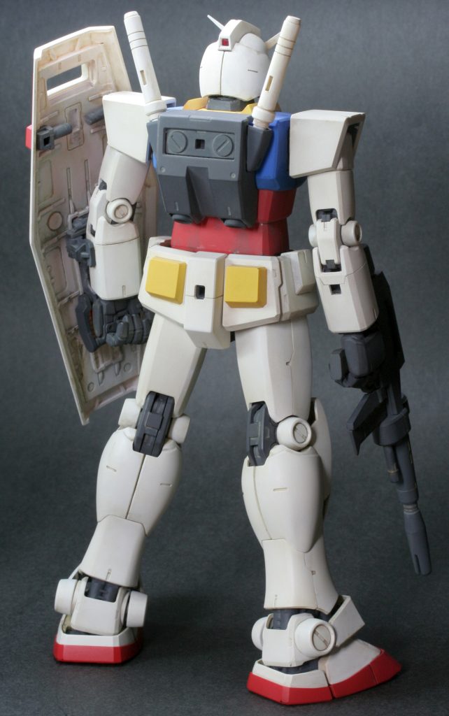 賛否両論ありますが、個人的に寸足らずのつま先が困り者でしたので、ランナータグとパテで少し延長してます。説明書の三面図のつま先具合だと長すぎず短かすぎずっぽいですが、立体に起こすと寸足らずになるのか定かでは無いです。個人的にはこの具合がベストなんですけど客観的にはやや長いか？のような感があります。