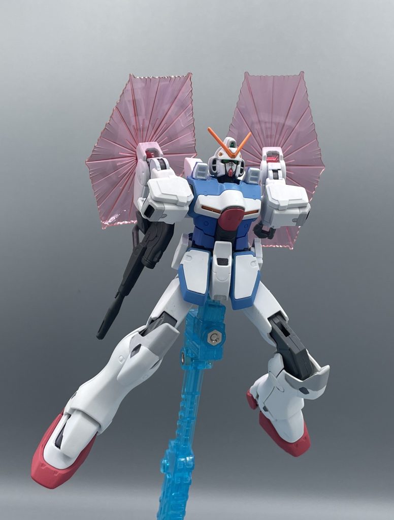 　ザンスカールのゾロに背後を取られても大丈夫。両腕のビームシールドを展開すれば、後ろに目を付けなくても防御出来ます。ウッソ君はたぶん背中に目が付いていると思いますけど(^^;笑　こうしたトンデモ戦法を取れるのは、ウッソ君のNT・パイロット技量があってこそというのは大前提ですが、ヴィクトリーも凄いMSです。　まず、操作性が非常に簡単で小学生でも操縦が出来ちゃうほど優れています。iPhoneのUIか何かなのかね、君は(笑)　そして、ミノフスキー・フライトシステムです。これは、かのホワイトベース等に搭載されていたミノフスキー・クラフトの簡易版のような物らしいです。　要するに、重力下でも半端ない機動力を発揮できる代物です。かつて戦艦級にしか積めなかったシステムが、ヴィクトリーのような小型MSにも搭載可能な点に、宇宙世紀の技術進歩が感じられますね٩( 'ω')و&nbsp;&nbsp;これだって狙えるハズだ！いけぇー！