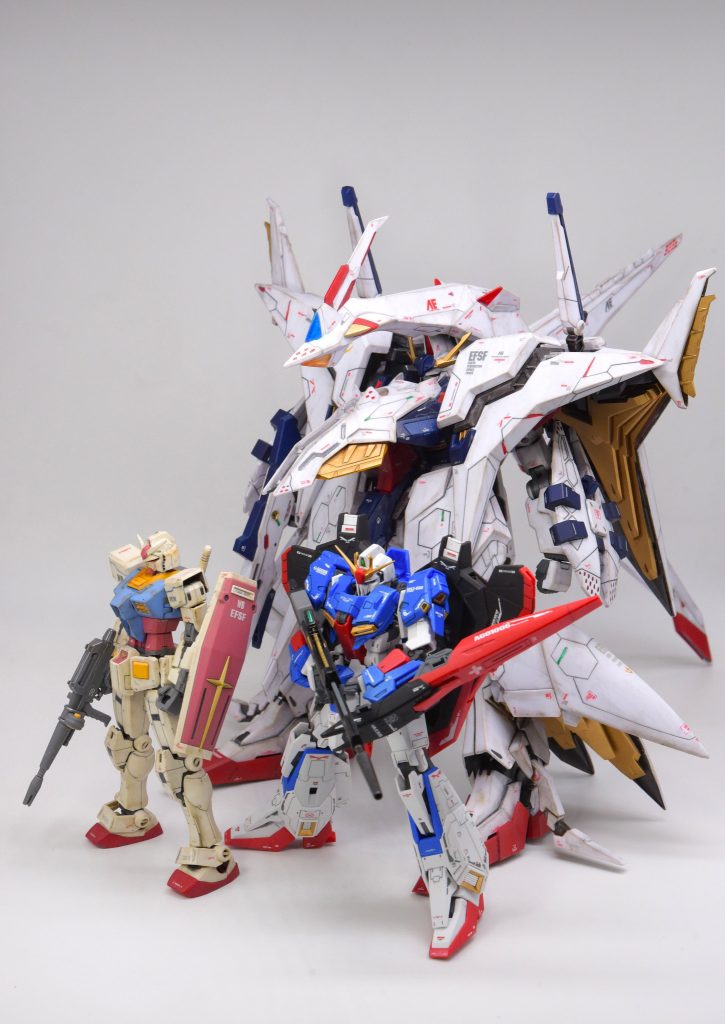 オデュッセウスガンダムをアップした際に、他のキットとの比較が見たいとコメントを頂いたので、HGビヨンドグローバルのファーストガンダム、RGのゼータガンダムと撮影してみました。…当然ながらボリューム感はけた違いです。