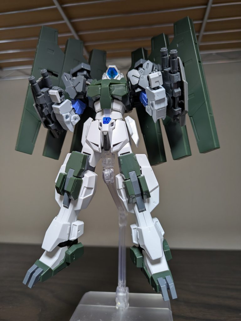 シールドブースター/マグナムビットマグナムビットを格納する肩部シールド兼ブースター。マグナムビットの形状はガンダムバルディスのライフルビットと変わらないが、変形機構がオミットされているため純粋なビットとしてしか運用できなくなった。だが、その分威力が少し上がっている。コンバットナイフ腰部装甲に格納されている小型のナイフで、本機唯一の近接武装。特殊な機能等は一切ないため、牽制等に使われる。という感じです。次回はバルディス(先行量産型、近接特化装備)です。ご覧いただきありがとうございました!