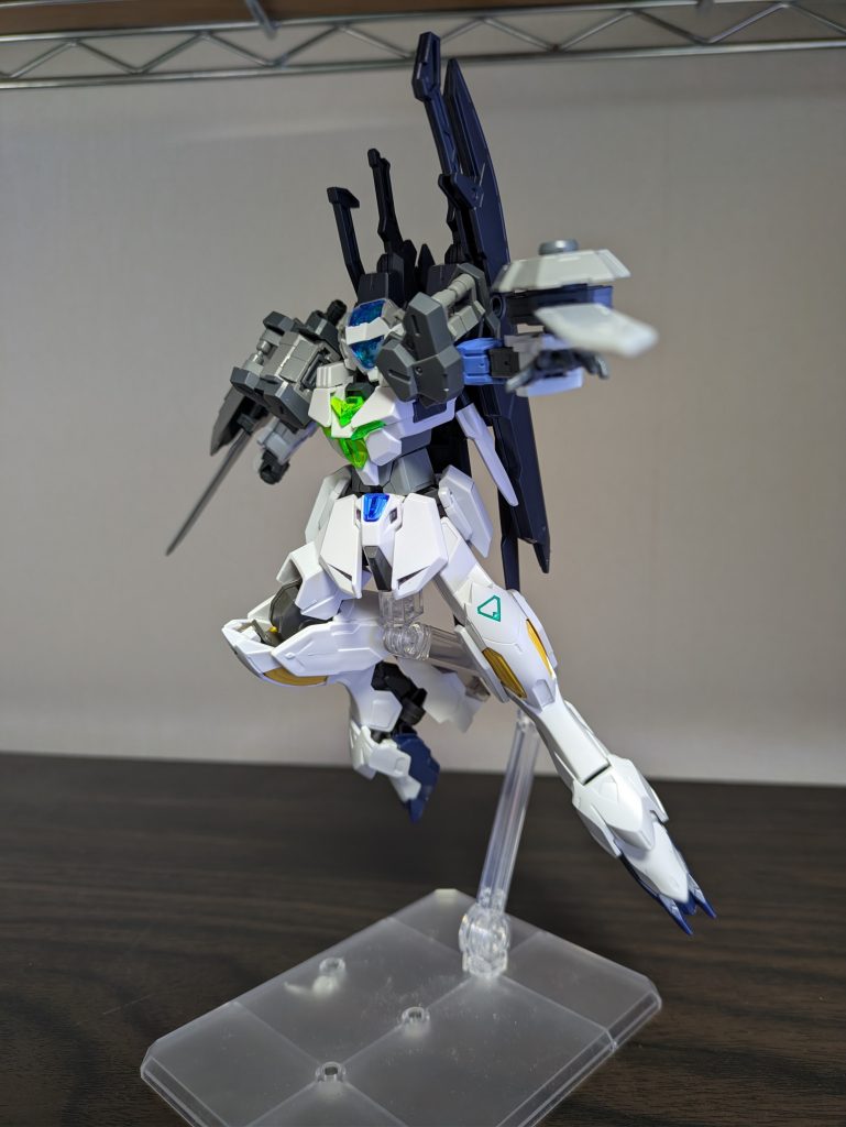 ヒートブレード形状は汎用装備のキャノンブレードと全く同じだが、キャノンモードがオミットされ、変わりに赤熱化させる機構が追加された。