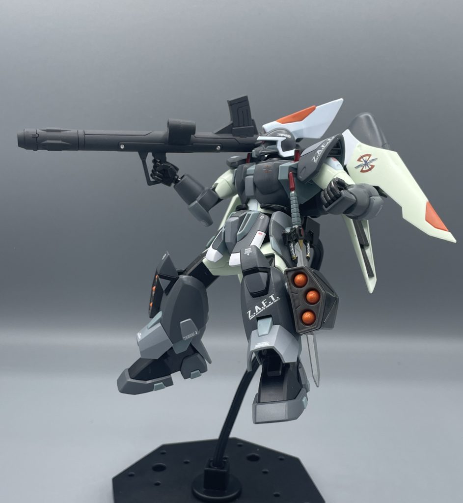 キャットゥス５００ｍｍ無反動砲　これはジンの武装ではありますが、ジンのキットには付いてきません。ＨＧ「アストレイ・ブルーフレーム」より拝借です。　ブルーフレームが本バズーカを持っているのには理由があります。このバズーカはザフト軍のとあるジンが装備していました。機体をパーソナルカラーであるオレンジに染めた”黄昏の魔弾” ことミゲル・アイマンその人です。　ミゲルのジンは、傭兵部隊サーペントテイルのジン（ムラクモ・ガイ）との戦闘の末に相打ちとなります。その際、ミゲルの装備していたバズーカをガイが拾ったわけです。　この記事では、ミゲルからガイに渡ったバズーカを、ブルーフレームから「逆輸入(?)」しており、ちょっと面白いなと思っています(^^)https://gumpla.jp/hg/2129833&nbsp;&nbsp;・・・ならあの機体は俺が捕獲する。