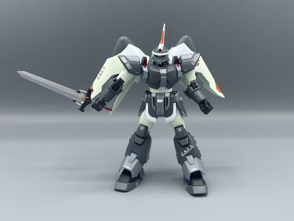 MA-M3重斬刀　ジンと言えば、謎の勇者剣「重斬刀」です。ロービジカラーでミリタリーな雰囲気のジンが装備しているのは、一見するとミスマッチなような気がします。　でも、今になってよくよく考えれば、ジンとはザフトを守護する剣そのものであって、そのＭＳが装備する剣はヒロイックなデザインにしたいという気概は分かるような気がします。　特にザフトは正規軍ではなく、あくまでも義勇兵の集まりなので、こうした戦意高揚の旗印は必要不可欠だったのかもしれません。&nbsp;生意気なんだよ！ナチュラルがＭＳなどッ！