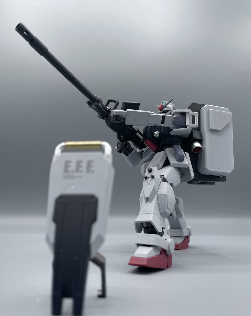 １８０ｍｍキャノン　陸戦型ガンダムと言えば、この大口径砲ですよね！分解することで、背中のウェポンコンテナに収納することも可能です。　陸戦型ガンダムの中での最強の武装であり、マガジンを変えることで様々な戦況に対応することが出来ました。　ポージングについて、本機は０８小隊仕様じゃないのであえて「輝き撃ち」ではなく、本来の作画意図(?) に沿った構図にしてみました。本当にこの必殺技だけは昔から議論が絶えませんよねぇ(￣ー￣)ﾆﾔﾘ