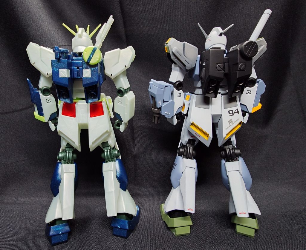 背面の比較です。量産型νガンダムのバックパックはνガンダムとはまったく違い、再現は諦めました(gundam-kao9)ファンネルラックのみオミットしています。また、ビームサーベルも極太にしています。
