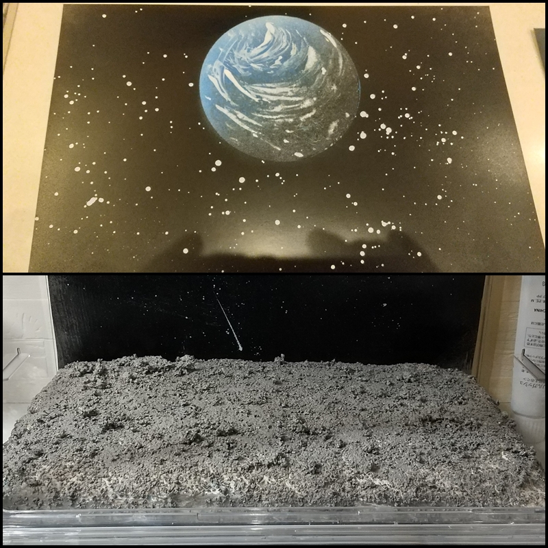 背景はYouTubeでたまに見かける『スプレーアート』本当はアークエンジェルを背景に描きたかったけど、そこまでの自信はなかったですw地面は紙粘土の上に、乾燥したコーヒー豆とジェッソ(ダイソーの)っていう下地塗料と水溶き木工用ボンドを混ぜたもの。クレーターとかも考えたけど、縮尺が難しそうなので却下。