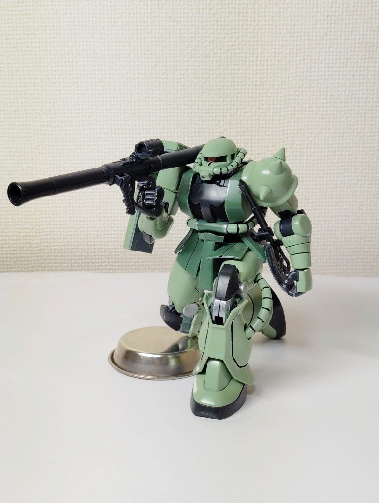 ひざ中のパーツがシリンダーっぽくメタリックな銀色に塗ってみた。メタリック・シルバーはダイソーのアクリル絵の具。要所要所に塗ると何か「映える」？最近のお気に入り。