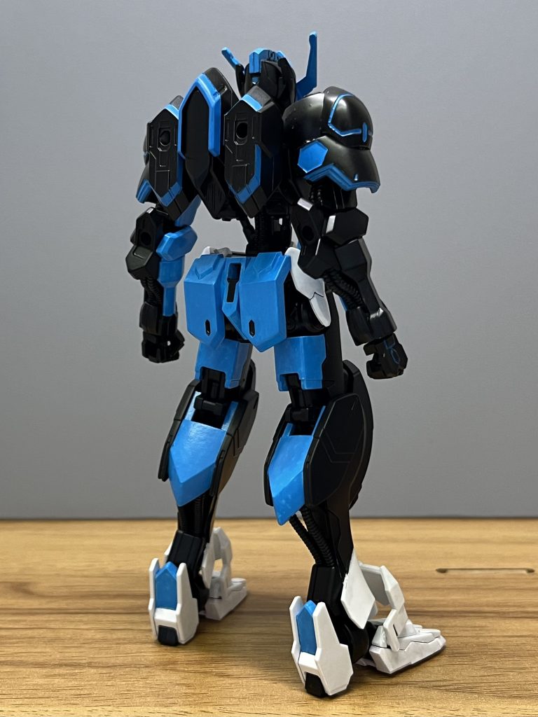 後ろ姿もバルバトスの意匠を残しながらも出来るだけウイングマンっぽく見えるように塗り分けを考えました。