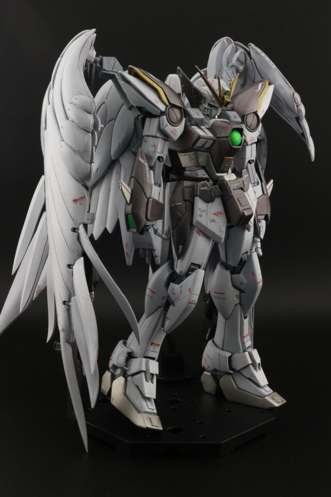 墨入れを兼ねてウオッシング。半光沢のトップコートを使用しています