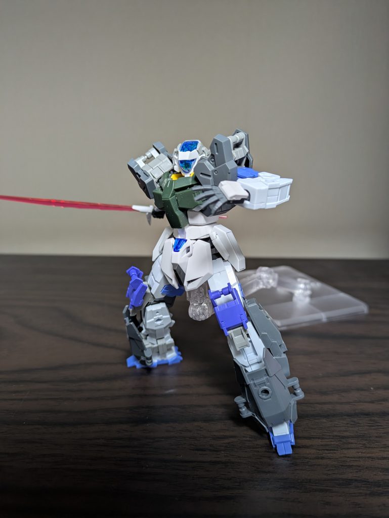 ビームサーベル出力が強化されたビームサーベル。切断力が上がっており、汎用装備でも携行している。非使用時は右側の腰部装甲にマウントされている。