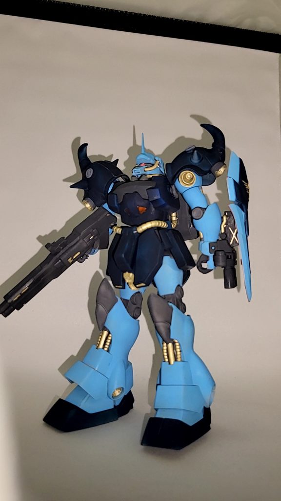 カラーリングはグフカスタムを参考に