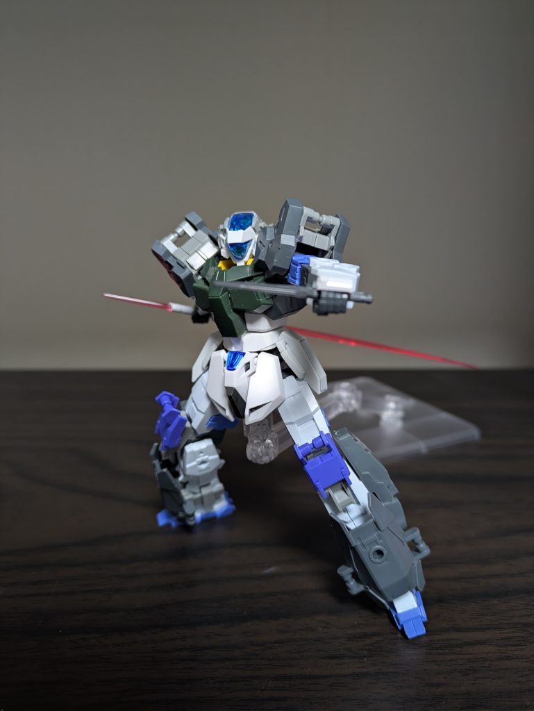 コンバットナイフ特殊な機能等が一切無いナイフで、射撃特化装備でも携行している。非使用時は左側の腰部装甲にマウントされている。という感じです。次回はバルディス(先行量産型、ガンダムヘッド)です。ご覧いただきありがとうございました!