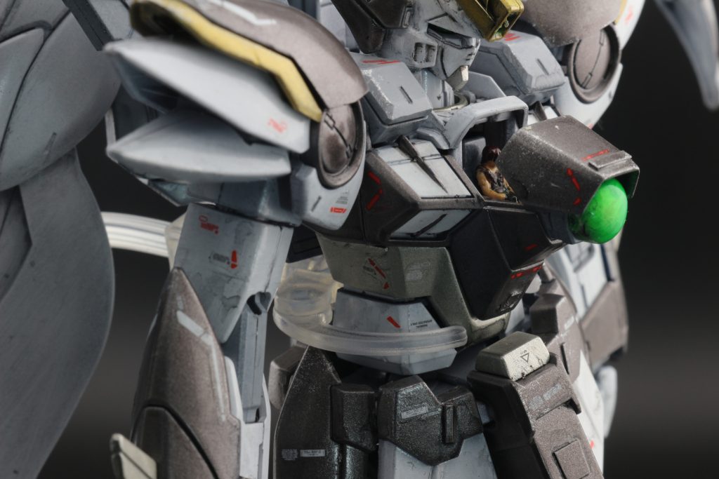 ヒイロ君は相変わらず寒々しい恰好で操縦しています。