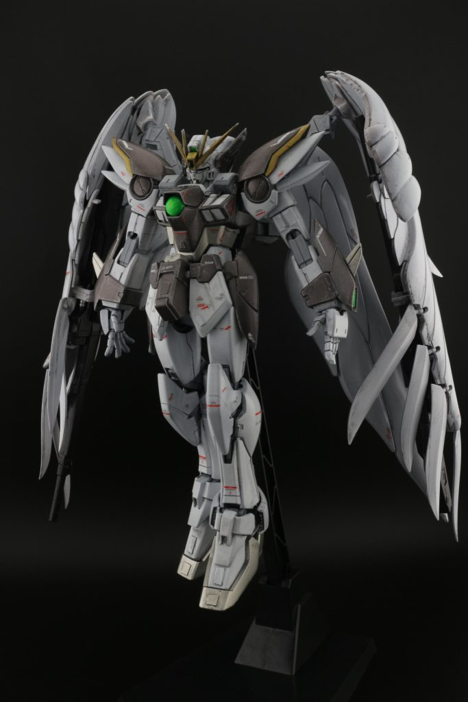 白はガイアノーツのEXホワイト、メタリックシルバーと焼鉄色でシルバの部分は塗分け