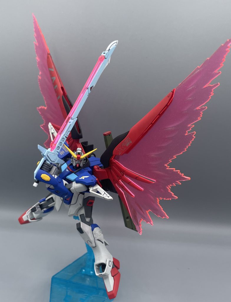 光の翼！！　ガンダム名物の光の翼。旧HGにも標準で付属します。凄いプレイバリューです。SEED FREEDOMで「分身はこうやるんだァーッ！！」で一気に株を爆上げしましたよね。　これは、ハイパーデュートリオンによるハイパワーに加え、ミラージュコロイドを散布することによって、空間上に自機の光学残像を発生させています。　ちなみに。SEED DESTINYのC.E.73 年時点では、核もミラコロもユニウス条約によって規制されています。　そんな代物が各陣営からポンポン出てくるあたり、コズミックイラ世界の”世紀末感”は凄まじいですね。いつ世界が破滅してもおかしくないギリギリのラインで登場人物たちは戦っていたのですね。