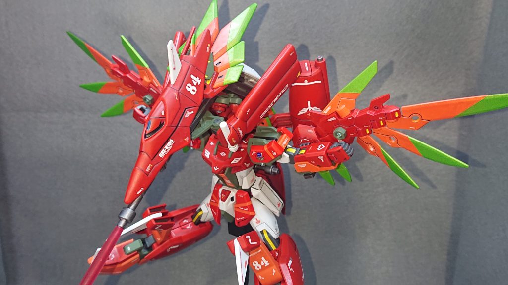 今回のお気に入りポイントは“鳥のデザイン”と“3モード可変式の武装”ですこれまで作ってきた動物型のMAは四足獣型ばかりだったので、今回初めて鳥型のデザインに挑戦してみました！自分としてはかなり鳥っぽく表現できたのではないかと手ごたえを感じているのですが、どうだったでしょうか？拘ったポイントとしては、翼の接続位置ですね💡最初は無難にバックパックに接続することを考えたのですが、鳥のデザインとしては翼の位置がだいぶ奥まってしまい全体的にアンバランス感を強く感じてしまったので却下、腰部に取り付けることも考えましたが、今度は下すぎてイマイチでした💦そんな紆余曲折があり、現在の腕部に取り付ける形に落ち着きました✨正面から見ると大胆に腕部が見えているのですが、そこはカラーリングでカバーすることによって統一感を出していますｗ1番の改造ポイントは、カオスの脚部をストライクの接続方式に合うように改造したところです💡カオスガンダムは20年ほど前の古いキットなので、今のストライクと規格が合わないのが難点なんですよねぇ💦今回は、元々カオスの足にあった接続用の軸にポリキャップを挟み込めるようにしたかったので、ポリキャップを入れる空間を作るために軸の中心から左右1.5㎜ずつを切り飛ばしましたその後、軸の内部を3㎜穴になるように拡張してポリキャップを挟み込んでいます✨なかなか1回では上手くいかず、何度も微調整を繰り返してようやく今の状態にたどり着いた大変さを覚えていますよｗもっと簡単に取り付けられるようにできる改造方法を探したいですね！カラーリングはだいぶカオスらしさから離れてしまいましたが、MA形態時の“フェニックスモード”は自分でもかなり良い感じの仕上がりになったと満足しています✨ただ、カオスとのミキシングをフェニックスで表現したからには、この後に控えているアビスとガイアも何らかの“動物型幻獣種”に可変できるようにしないとシリーズとしての統一感が出ませんよね💦なかなか難しいものに手を出してしまったのかもしれないと、今更になって頭を抱えている自分がいますｗ時間を掛けてゆっくりと良いアイディアが閃くのを待つことにします💡では、最後までご覧いただきありがとうございました