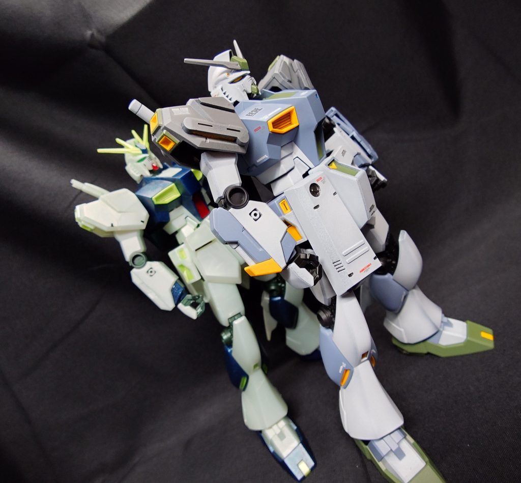 前述の通り、右腕にビームサーベルラックを取り付けています。右フロントアーマーをHWSのものへ変更しています。