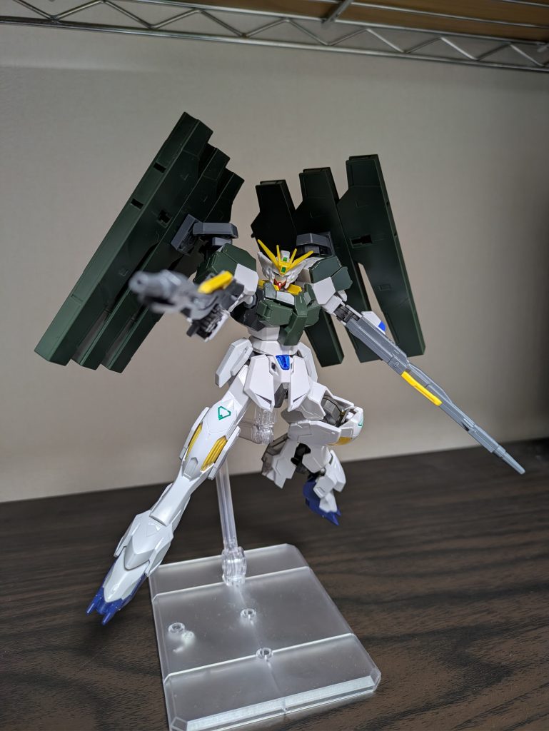 リニアバスターライフル原理はリニアビームライフルと同じだが、電磁加速させる前にビームを圧縮しているため威力が大幅に上昇している。