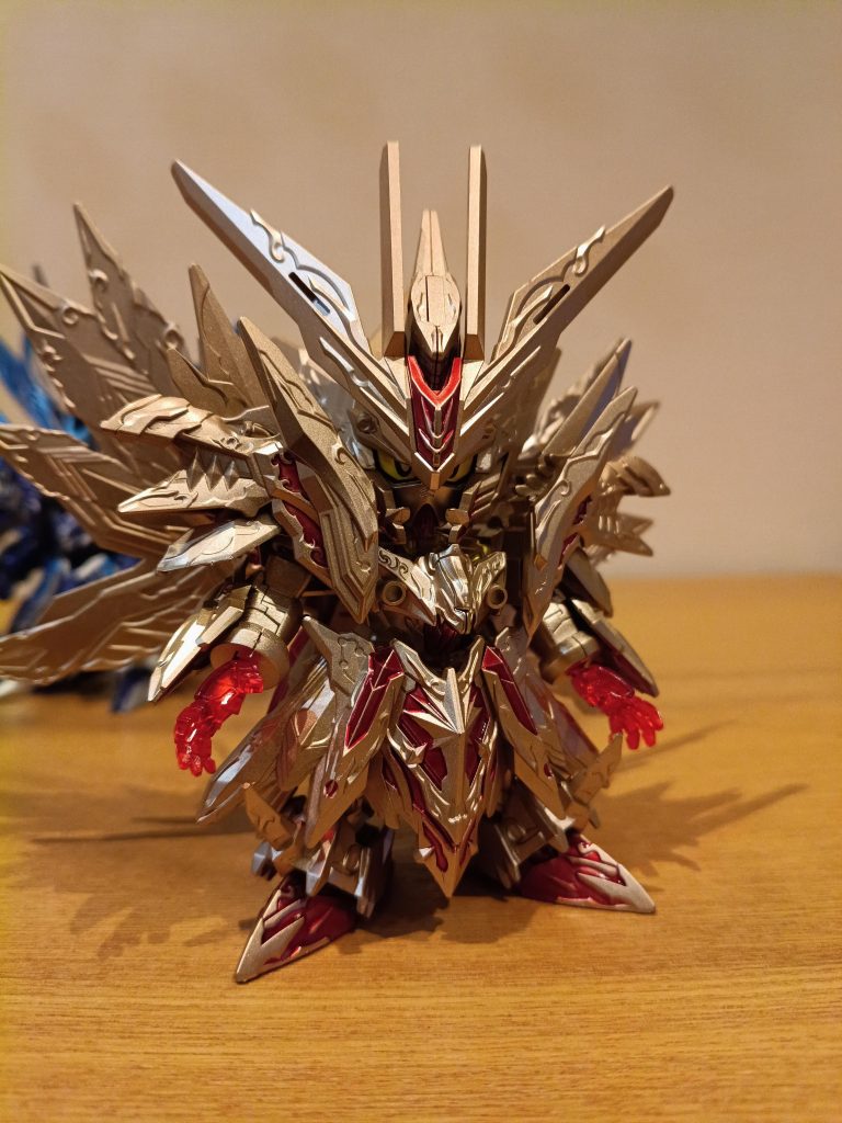 まずはフリーダムから。ゴールドとクリアレッドの単純塗装です。1日で完成です(gundam-kao8)