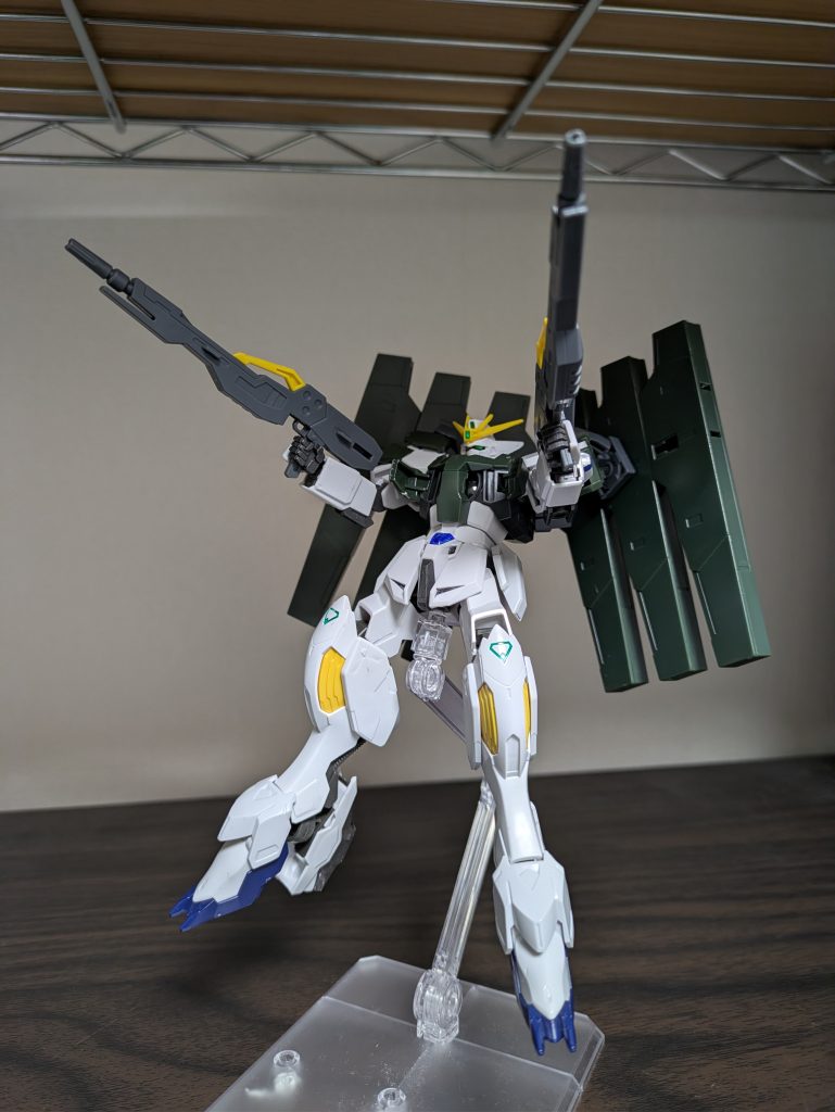 誘導ミサイルガンダムバルディスと同様に、胸部の三連装ミサイルポッドに格納されている武装。発射すると目標まで自動追尾する。