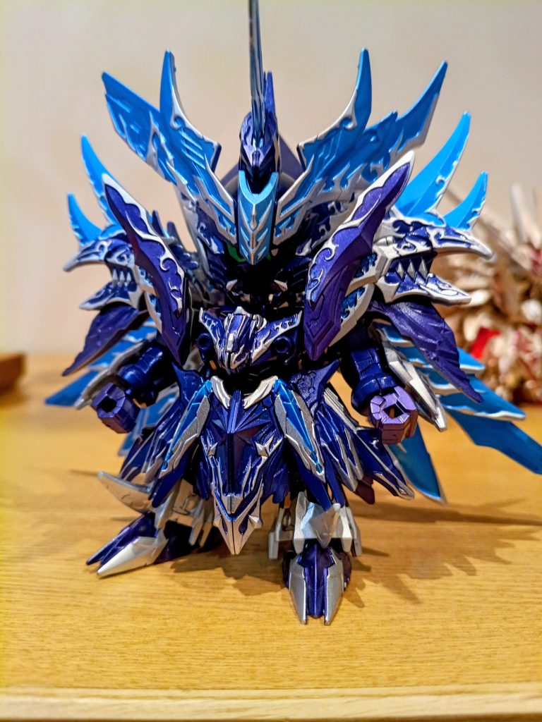 次はジャスティス。これは時間かかりました。作業工程シルバーサフ→シルバー→クリアーパープル→マジックリンで塗装剥がし。基本調色しないのですが水性のクリアーパープルはないので作りましたが難しいですね。狙った色になりませんでした(gundam-kao9)しかも色が足りなくなり作り直したら色合いが変わるアクシデントが(zaku-kao10)完成してみれば渋い仕上がりなので満足ですね。かつてないほどマジックリン大量に消費しました笑