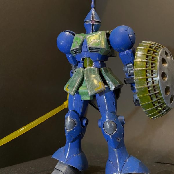 概ね塗装まで終わりました清水式に倣ってやっていたのですがちょっと色を乗せすぎたように感じます...特に胸部とスカート部分の緑はほとんど下地の色が出せていないorzとはいえ目指したい塗装のスタイルが固まってきたりですごい収穫のあるプラモデルになってきています、個人的にギャンも好きですし思い入れはもう抜群ですねあとは天気のいい日に半艶を吹いて仕上げに入ろうと思います、ほぼ2か月くらいですかね...ようやく終わりが見えてきました（2枚目）