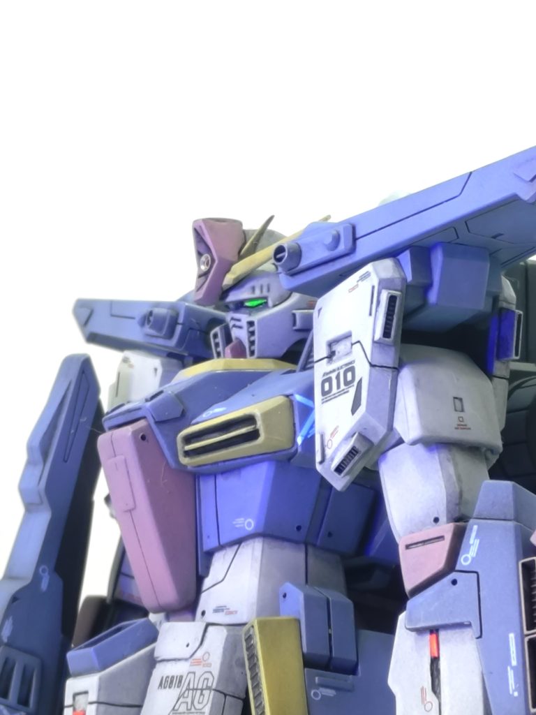 顔面位置をかなり上げたので、下からアオリで見ないとツインアイが見えません。実際に有ったらカメラとして役に立たなそう