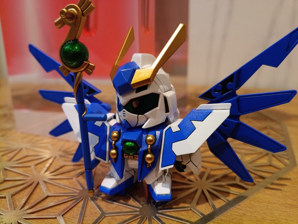 胴体のゴールドのマスキングが少々手間でしたがキレイに塗れたかと思います(gundam-kao8)