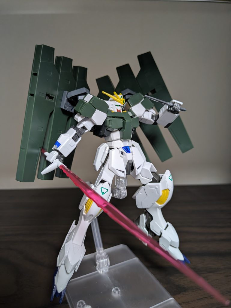 コンバットナイフ基本装備や射撃特化装備のバルディス先行量産型と同じ武装。非使用時は右側の腰部装甲にマウントされている。