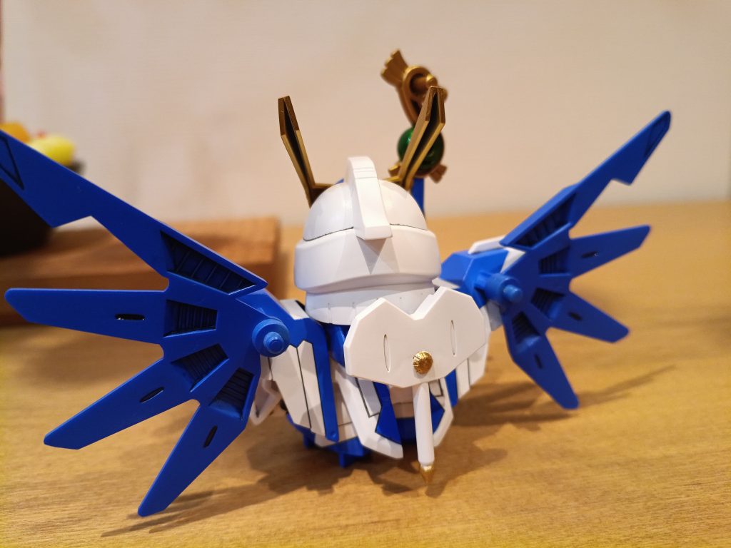 実は肩パーツが意外と面倒でBB特有の何処までがどの色なのかパッケージでは分からない部分があり想像で塗りました(gundam-kao6)