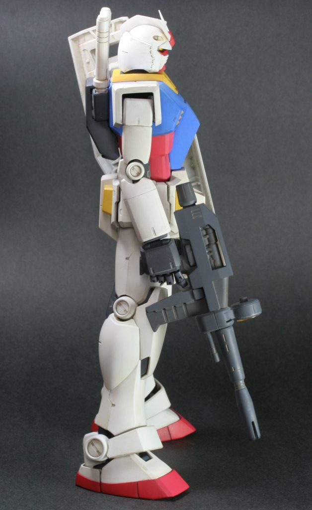 外装の方はあとは、顔のマスクを若干形を変えて、ひさしも若干、前屈みにしています。フレームの方は首の位置変え、胸部反りぎみ、腰部位置変え、脛延長をしてあります。指は分割、親指のみちょっと弄ってます。