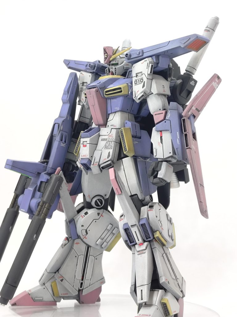 これでは分かりませんが、腰前アーマーを真ん中で切り離し0.5㎜真鍮線で軸を通したので、左右独立で動きます