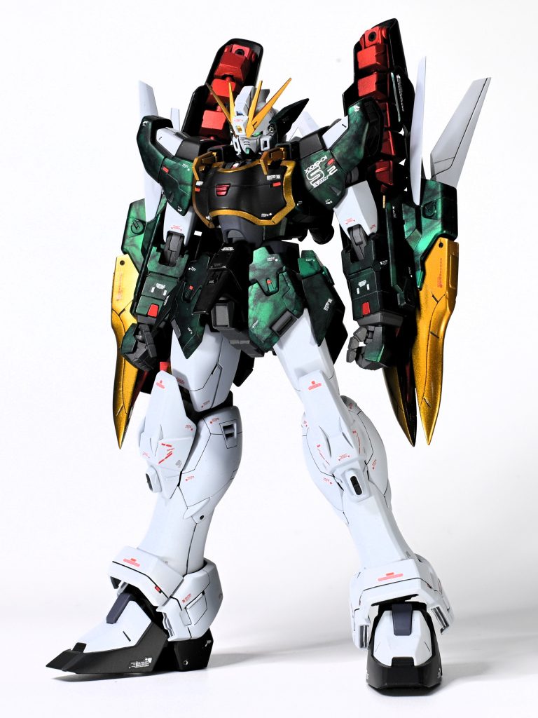 スタイルは、腹部で2ｍｍ延長。膝カバーが離れすぎていたのでフレームを一部削って太腿に近づけるように加工。首は延長せず、首のカバーを一部削り顎を引けるようにしています。鎖骨のフックのようなディテールは爪のような意匠に変更。レッドポイントで緑が映えるようにしています。